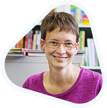 Natalia Wajda, uśmiechnięta kobieta w okularach i krótkich włosach