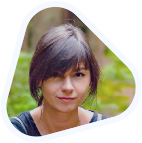 Anita Rubaj, uśmiechnięta szatynka w kitce i z grzywką