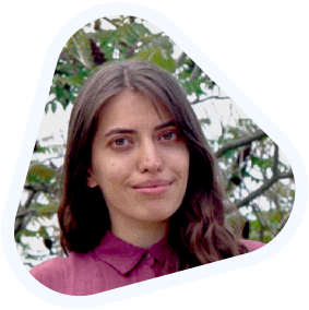 Oksana Chalimoniuk, uśmiechnięta brunetka w długich włosach z przedziałkiem na środku